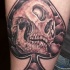 Tatuaje en la pierna, cráneo dibujado en pica