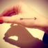Tatuaje en la mano, saeta sencilla pequeña