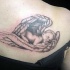 piccolo angelo bimbo che dorme tatuaggio su spalla