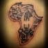 Kleiner schwarzer afrikanischer Kontinent Tattoo mit Tribal Gemälden