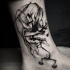 Kleines schwarzes Knöchel Tattoo mit blutiger Gerechtigkeit