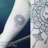 Tatuagem de bíceps de tinta preta pequena de gato com ornamento floral