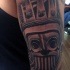 Kleines schwarzes detailliertes Tribal Statue Tattoo an der Schulter
