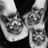 Tatuaggio di piccolo gatto in stile blackwork della testa di gatto di Inez Janiak
