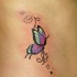 Tatuaje en el costado, mariposa graciosa con rizos