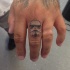 Kleines Cartoon wie farbiges Finger Tattoo mit Storm Trooper Helm