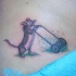 Tatuaje en el muslo, 
rata linda con la cortadora de césped