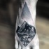 Kleiner Punkt Stil schwarzes Fuß Tattoo mit der schönen Blick auf die Berge