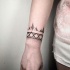 Tatuaggio da polso con inchiostro nero di stile dotwork piccolo di ornamenti geometrici