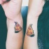 piccoli segni pizza  d'amicizia su due polsi tatuaggio colorato