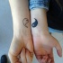 Tatuajes de mitades de yin yang en dos muñecas