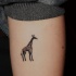 Tatuaje de jirafa diminuta sencilla en la pierna