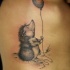 Tatuaje en las costillas, erizo en el suelo con globo