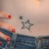 Pequeñas estrellas tatuaje en vientre