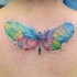 Kleines im Aquarell Stil farbiges Schmetterling Tattoo am oberen Rücken