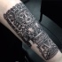 Spektakuläres schwarzes Arm Tattoo von großer antiker steinerner Statue
