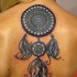 Spektakuläres farbiges und detailliertes großes Traumfänger Tattoo am Rücken