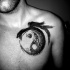 Spektakuläres schwarzes und weißes asiatisches traditionelles Brust Tattoo mit Yin-Yang Symbol