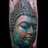 Spektakulär aussehendes im neue Schule Stil farbiges Unterarm Tattoo mit der Buddhas Statue