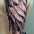 Tatuaje en el hombro, ala magnífica con plumas largas