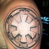 Tatuaje en el brazo, símbolo de Imperio Galáctico simple 3D