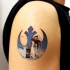 Tatuaje en el brazo, símbolo estilizado de la guerra de las galaxias