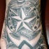Tatuaggio bianco-nero sul piede la stella; ancora e le onde del mare