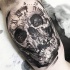 Narbung Stil schwarzes Bizeps Tattoo des menschlichen Schädels mit Uhr