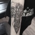 Narbung Stil schwarzes Unterarm Tattoo mystischer Baum mit menschlichen Schädeln