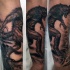 Narbung Stil schwarzes Unterarm Tattoo mit bösem Werwolf