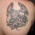 gargoyle di pietra tatuaggio sulla scapola