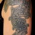 Tatuaje en el brazo,
 quetzalcóatl gris de piedra