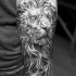 Mauerwerk Stil detailliertes Unterarm Tattoo von Löwen Statue