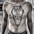 Tatuagem de peito e barriga de tinta preta estranha por Inez Janiak com letras