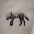 Estranho olhando tinta preta pequeno lobo em forma de tatuagem estilizada com árvores da floresta
