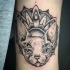 Tatuaggio di braccio in stile blackwork dall'aspetto strano con testa di gatto sfinge con ornamento floreale di Michele Zingales