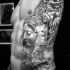 Tatuaje en el costado, estatuas antiguas hermosas 3D bien dibujadas