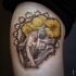 Tatuaje  de cráneo de animal antiguo decorado con flores amarillas
