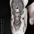 stupendo bianco e nero alieno come cervo raccapricciante tatuaggio su braccio