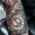 Tatuaje en el antebrazo, reloj antiguo  fascinante