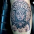 Erstaunliches schwarzes und weißes Bein Tattoo mit mystischer Tribal Frau