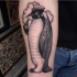 Tatuaje en el antebrazo,
 pingüino marinero divertido, tinta negra