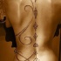 Tatuaje en la espalda, patrón elegante precioso, tinta negra
