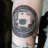 Tatuaje en el antebrazo,
emblema interesante con ciervo en él