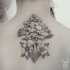 Impressionante estilo blackwork desenhado por Zihwa tatuagem de árvore grande com flores