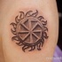 Tatuaje en el hombro, símbolo de sol tribal