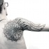 Tatuaje en el hombro, mandala con ala hermosa, colores negro blanco