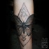 Superbe tatouage de bras de style dotwork de grand papillon