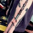Tatuaje en el antebrazo, sable de luz grande magnífica, estilo viejo