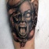 Tatuaje en la pierna, cabeza de Medusa feroz que grita
